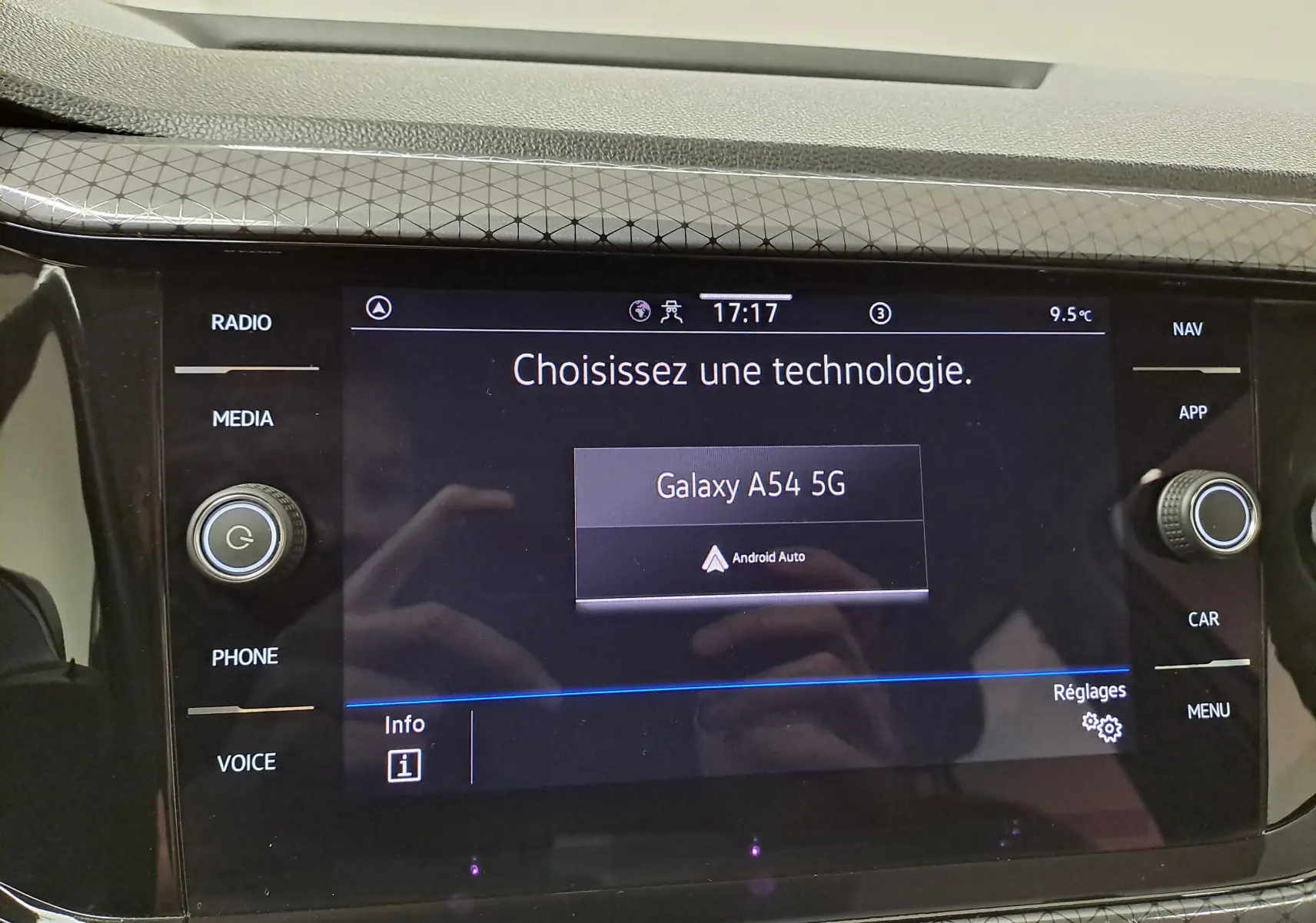 Écran central tactile du Volkswagen T-Cross 2022 affichant le menu de connexion Android Auto avec options visibles.