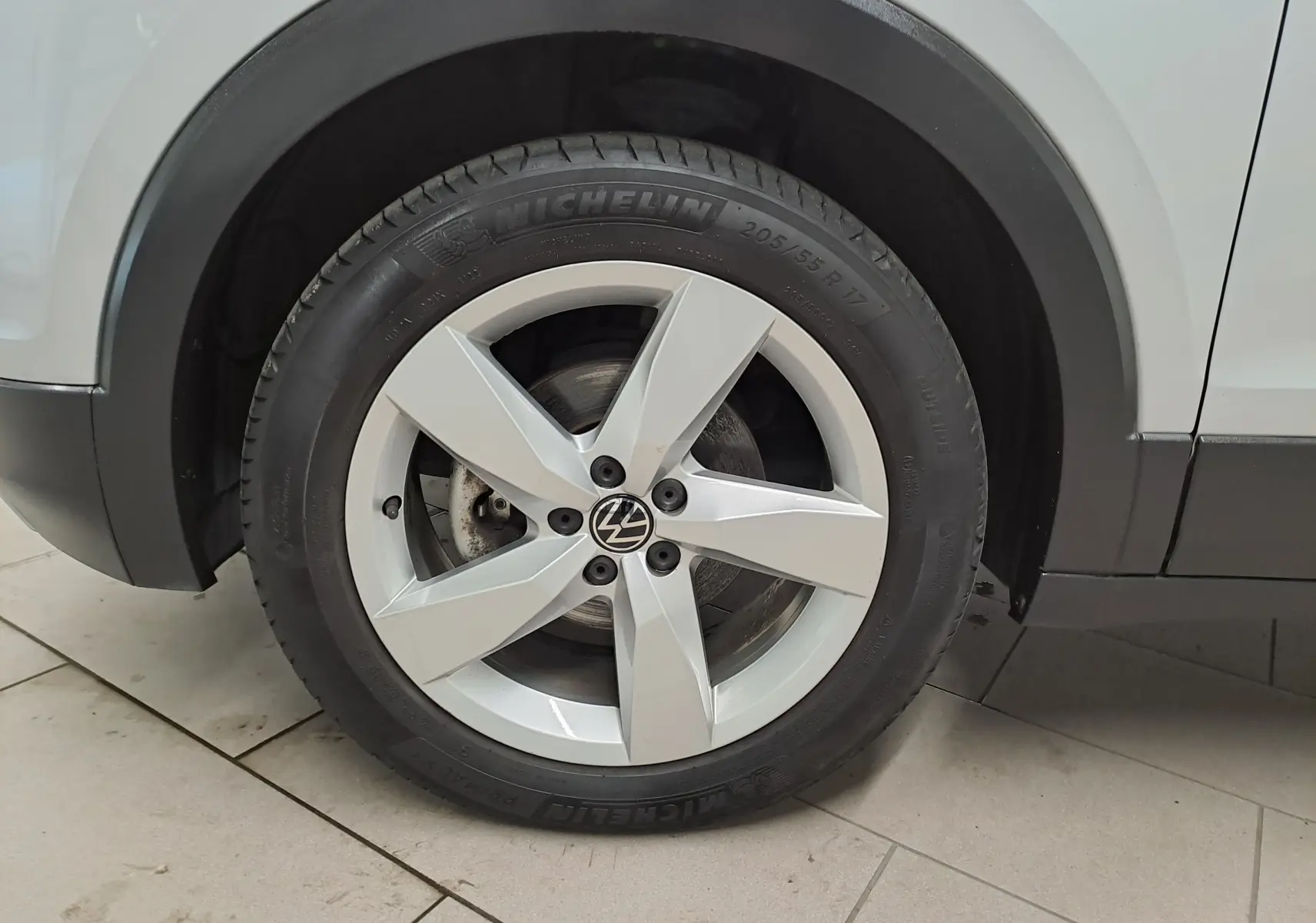 Gros plan sur la roue avant gauche argentée du Volkswagen T-Cross 1.0 TSI 110 DSG7 Style, peinture Reflet d'Argent.