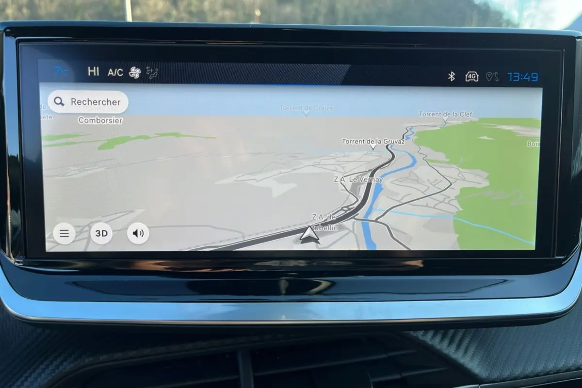 Écran tactile 10 pouces du Peugeot 2008 Hybrid 145 GT Vision affichant la navigation GPS en mode 3D.