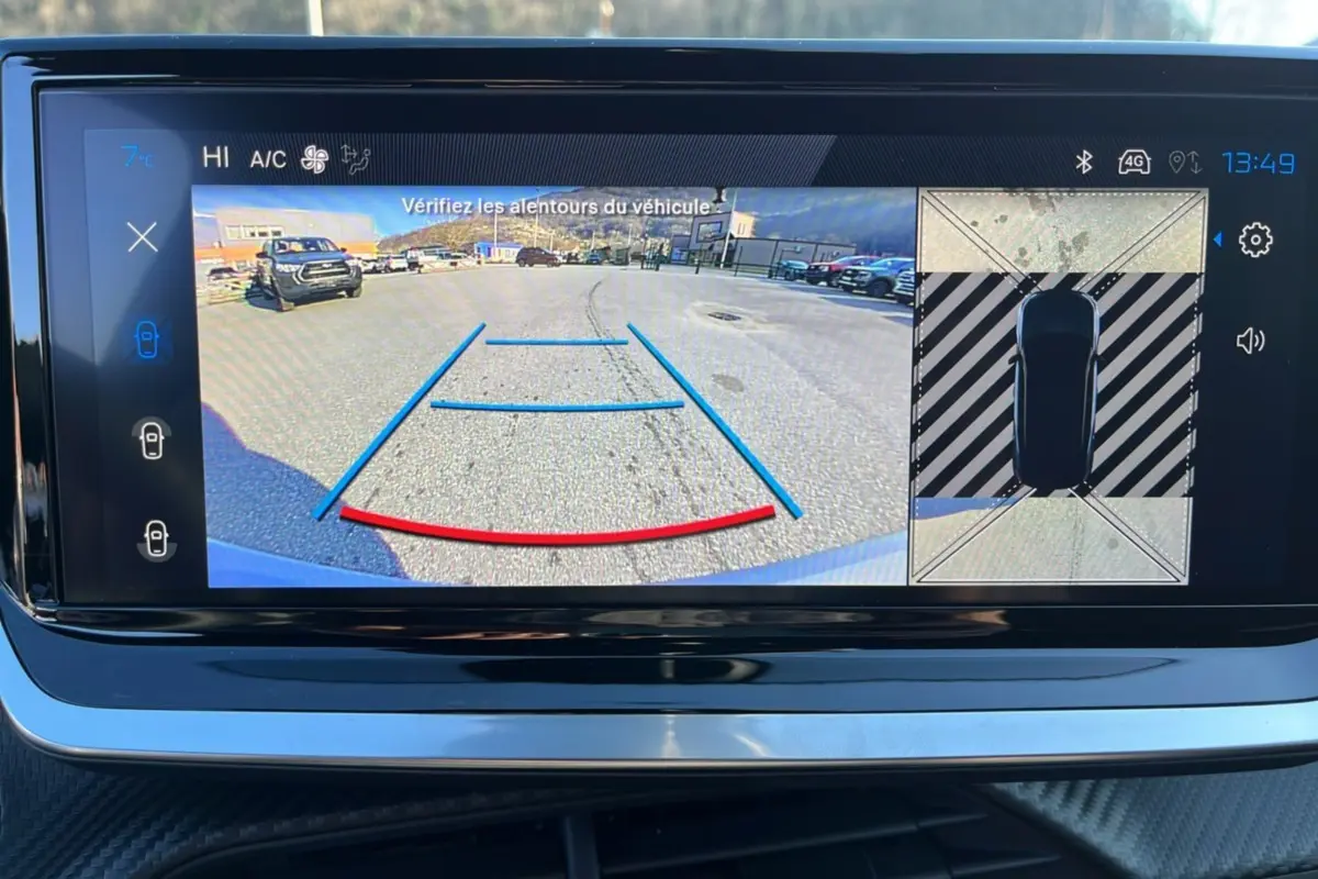 Écran tactile du Peugeot 2008 Hybrid 145 GT Vision montrant la caméra 360° avec vue arrière et vue aérienne du véhicule noir perla nera.