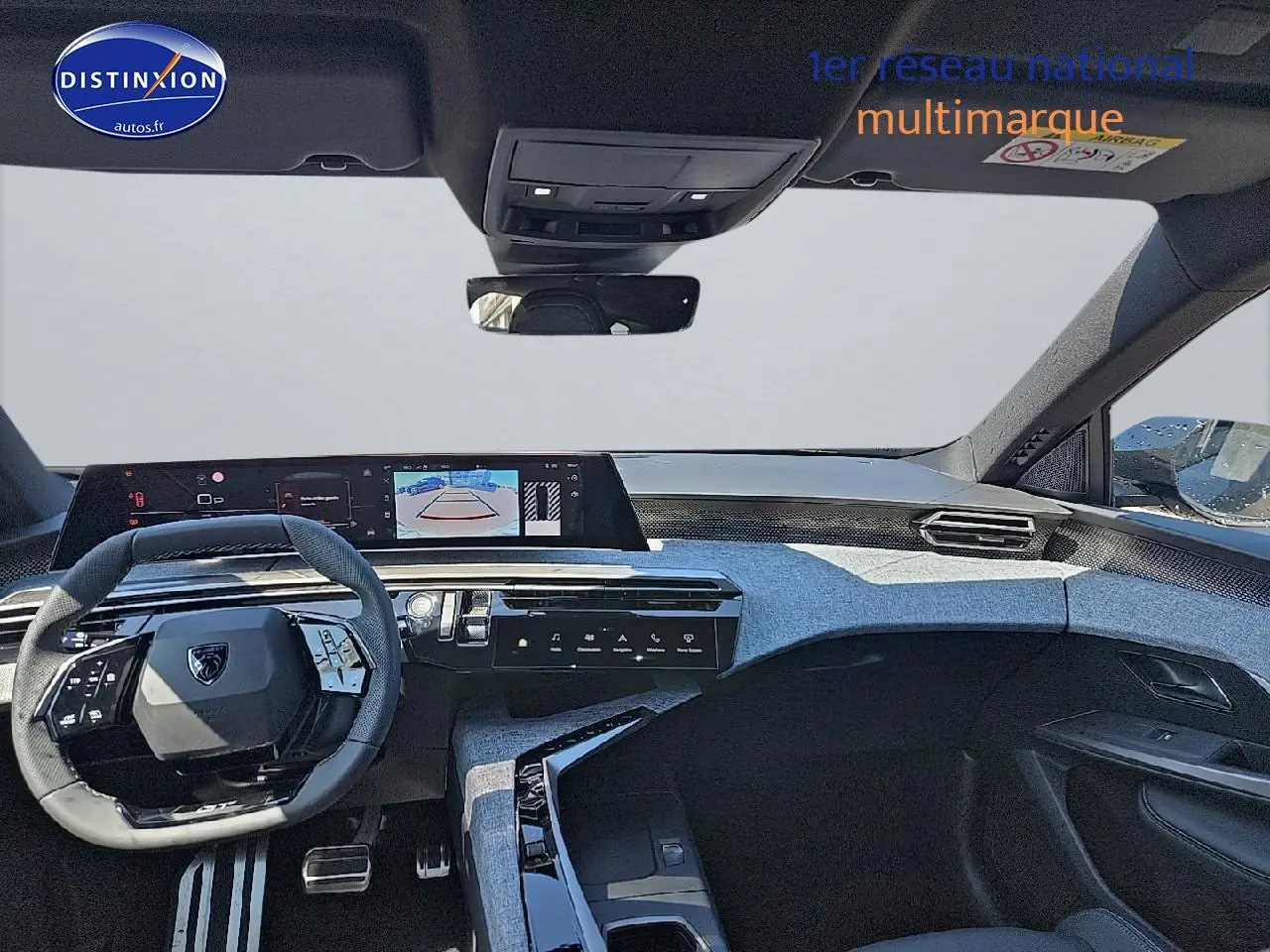 Vue intérieure avant du Peugeot 5008 Hybrid 145 GT e-dcs6 2025, tableau de bord moderne avec écran tactile et volant multifonction.