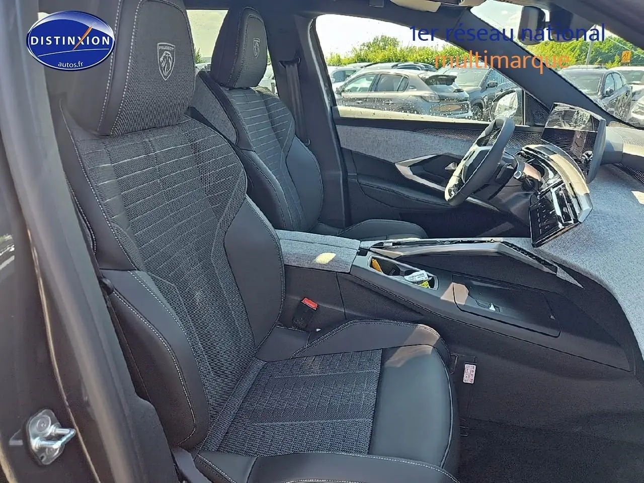 Vue intérieure côté conducteur du Peugeot 5008 Hybrid gris titane, mettant en valeur les sièges sport et le tableau de bord moderne.