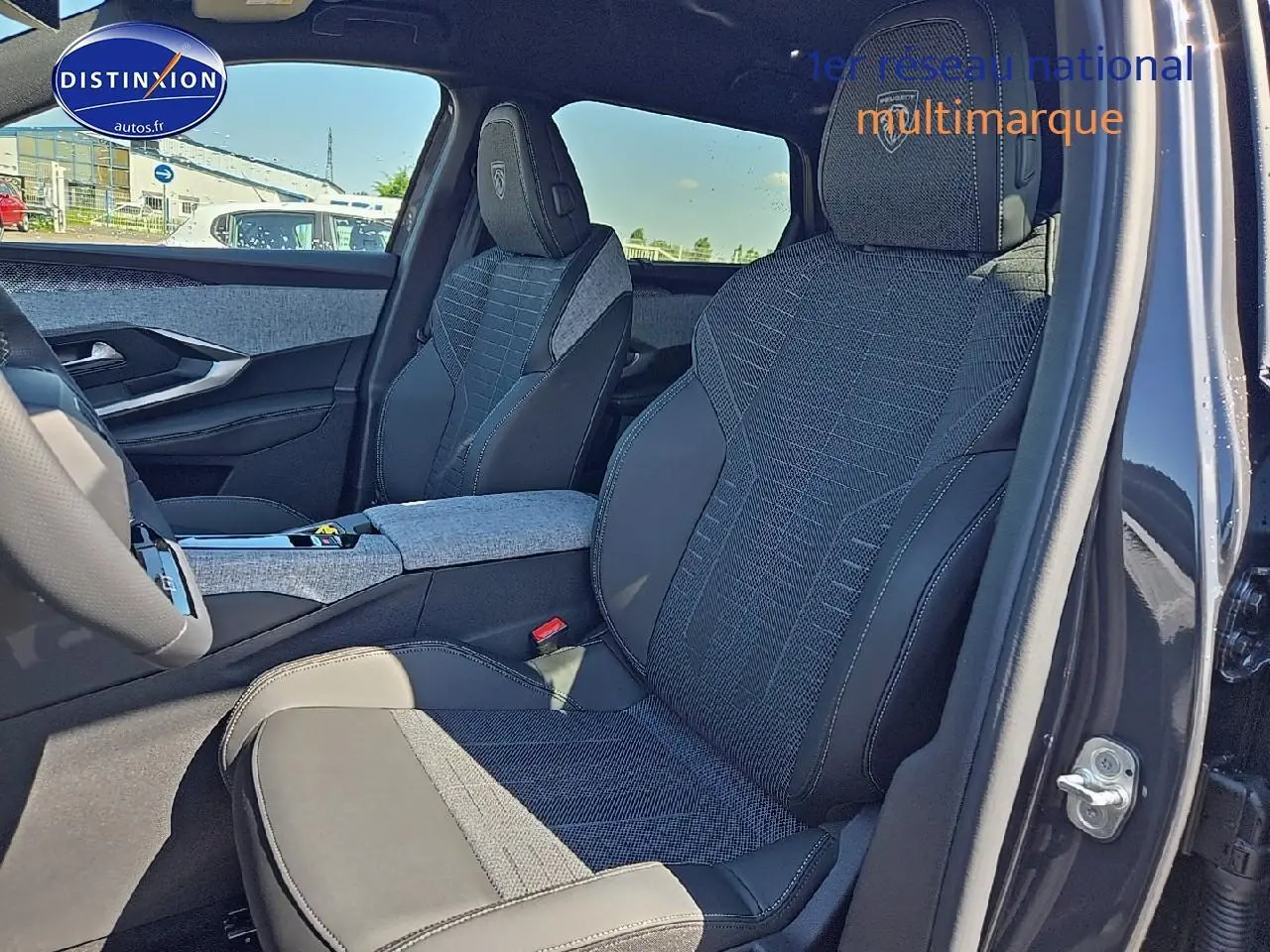 Vue intérieure côté conducteur du Peugeot 5008 Hybrid 145 GT e-dcs6 avec sièges tissu et cuir gris foncé.