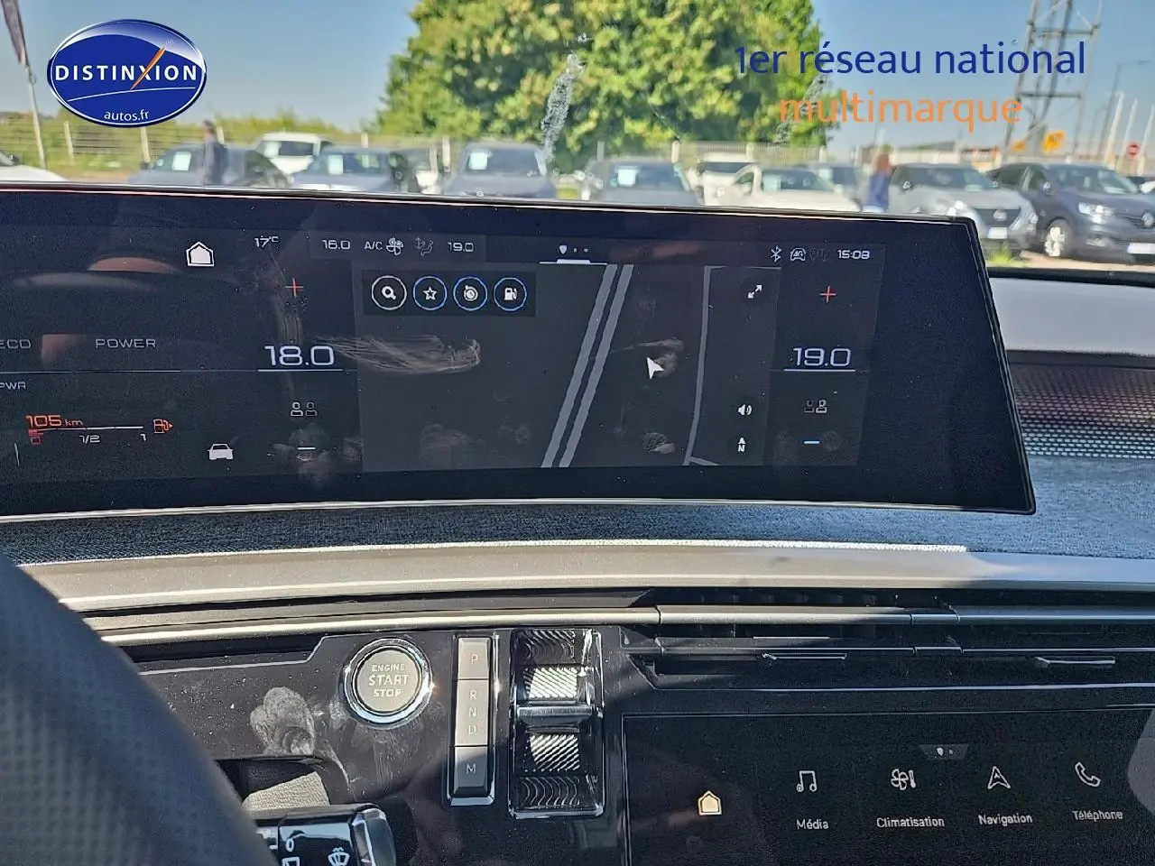 Vue intérieure du tableau de bord du Peugeot 5008 gris titane, avec écran tactile multifonction et commandes digitales.