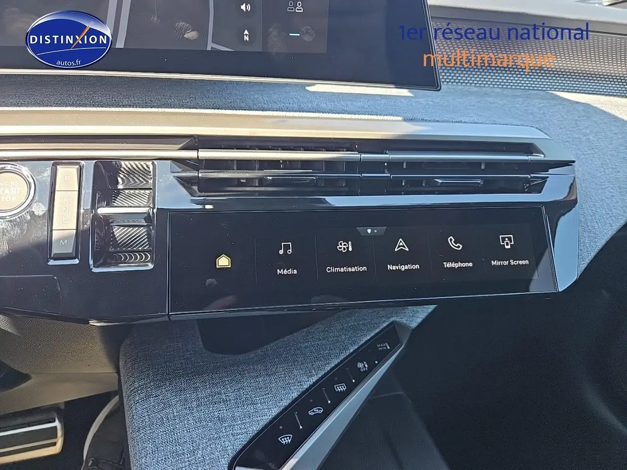 Vue rapprochée de la console centrale noire et grise du Peugeot 5008 Hybrid 145 GT e-dcs6 avec écran tactile et commandes digitales.