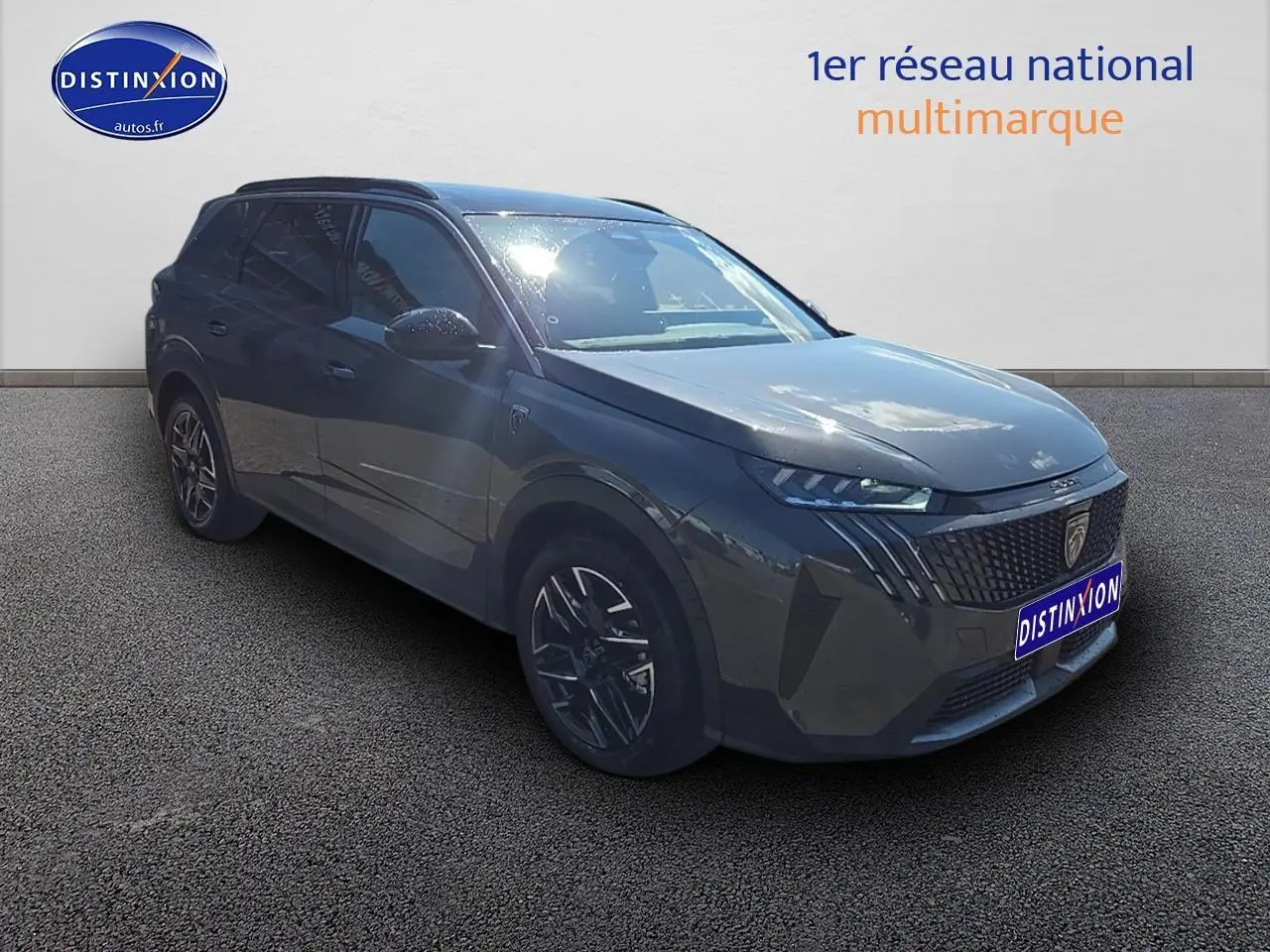 Peugeot 5008 Hybrid gris titane en 3/4 avant droit, avec calandre distinctive et jantes alliage.