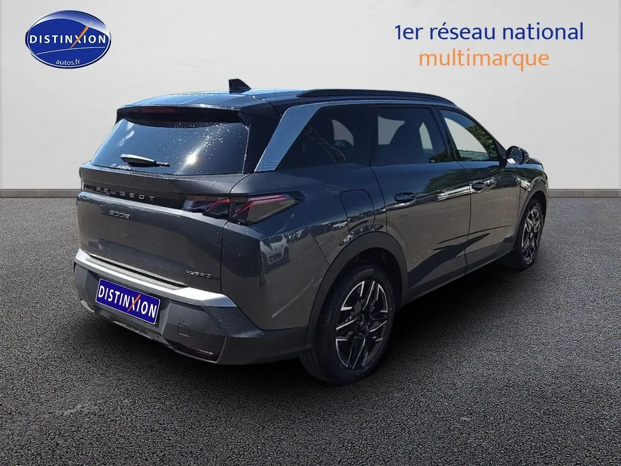 Peugeot 5008 Hybrid gris titane vue 3/4 arrière droit avec jantes alu et feux LED distinctifs.
