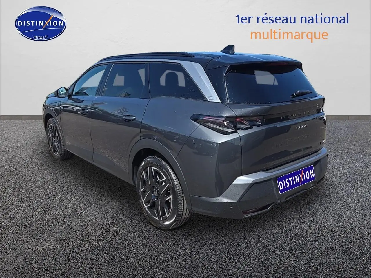 Peugeot 5008 Hybrid 145 GT gris titane vue 3/4 arrière droit avec jantes alu et toit noir.