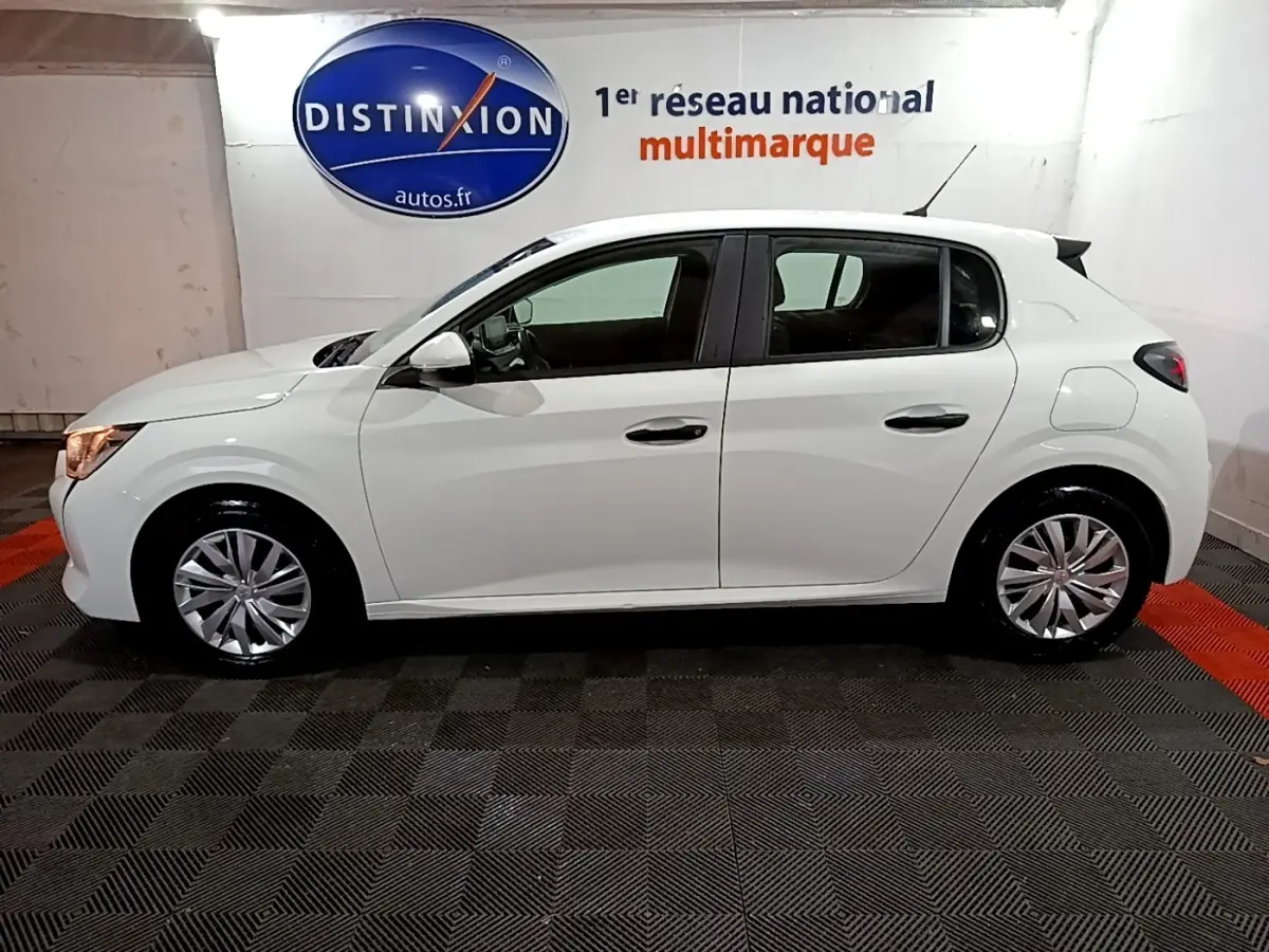 Vue de profil côté gauche d'une Peugeot 208 blanche de 2021, avec jantes alliage et feux arrière foncés.