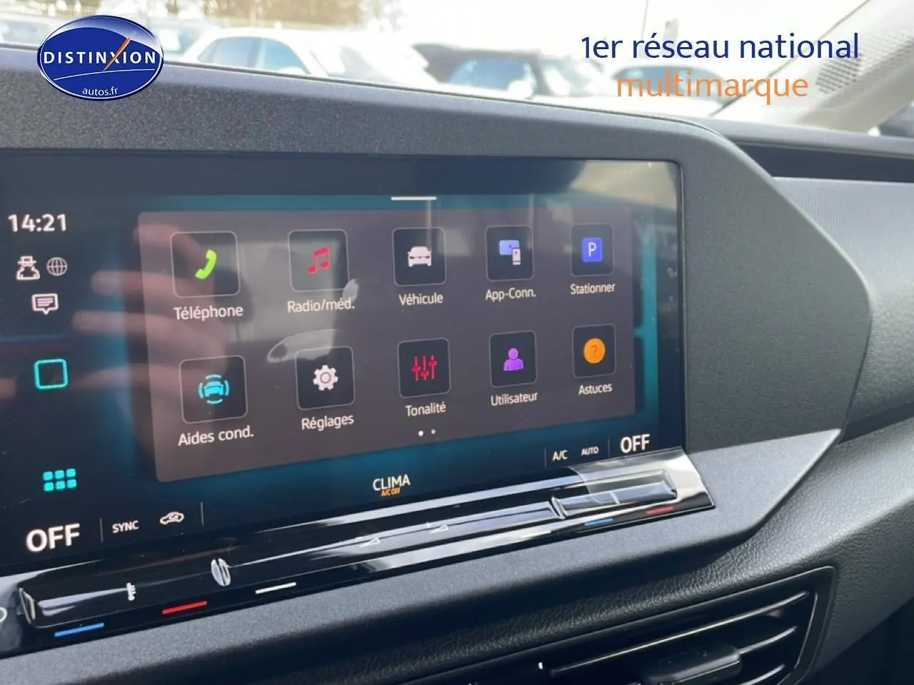 Écran tactile central du tableau de bord du Volkswagen Caddy blanc 2025, affichant les menus connectés et aides à la conduite.