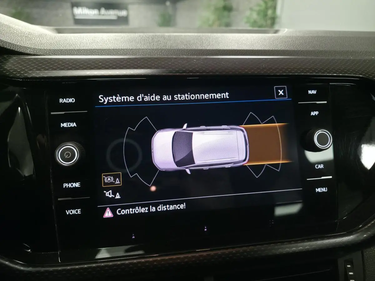 Écran tactile intérieur affichant le système d'aide au stationnement du Volkswagen T-Cross 1.0 TSI Active.