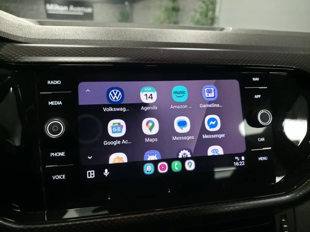 Écran tactile 8 pouces du Volkswagen T-Cross affichant des applications connectées, vue frontale rapprochée.