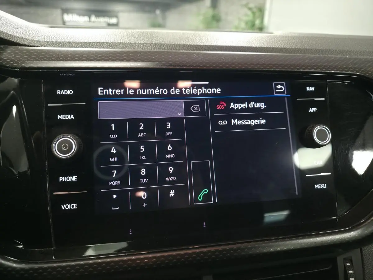 Écran tactile central du Volkswagen T-Cross 2021 affichant le clavier pour entrer un numéro de téléphone.