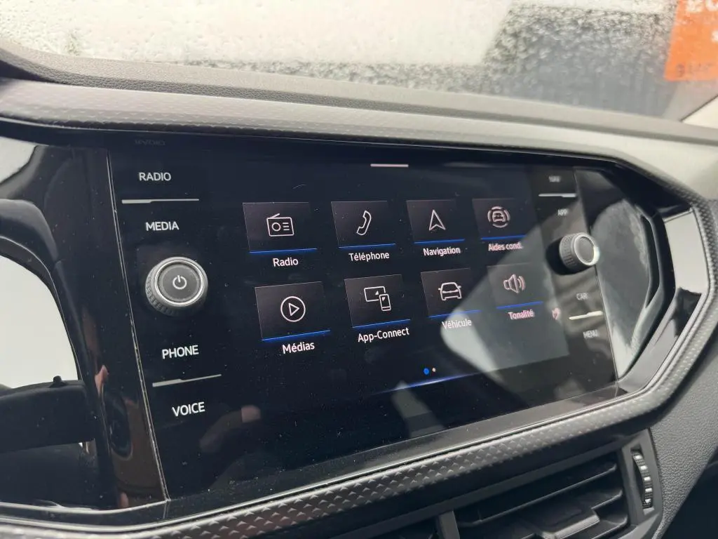 Écran tactile 8 pouces du Volkswagen T-Cross 2021 affichant les options radio, téléphone, navigation et véhicule.