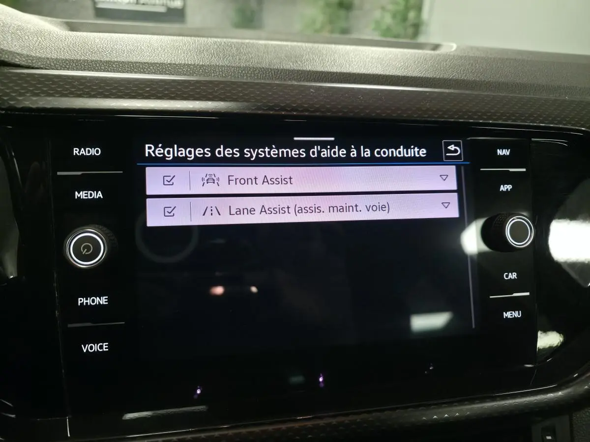 Écran tactile central du Volkswagen T-Cross affichant les réglages d'aide à la conduite Front Assist et Lane Assist.