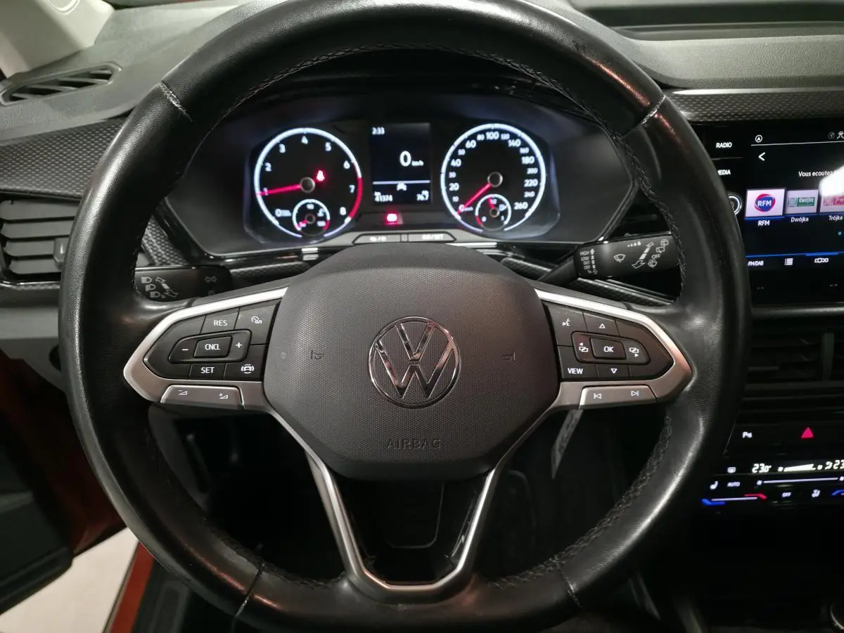 Vue rapprochée du volant multifonction noir et tableau de bord numérique du Volkswagen T-Cross 1.0 TSI 110 Active.