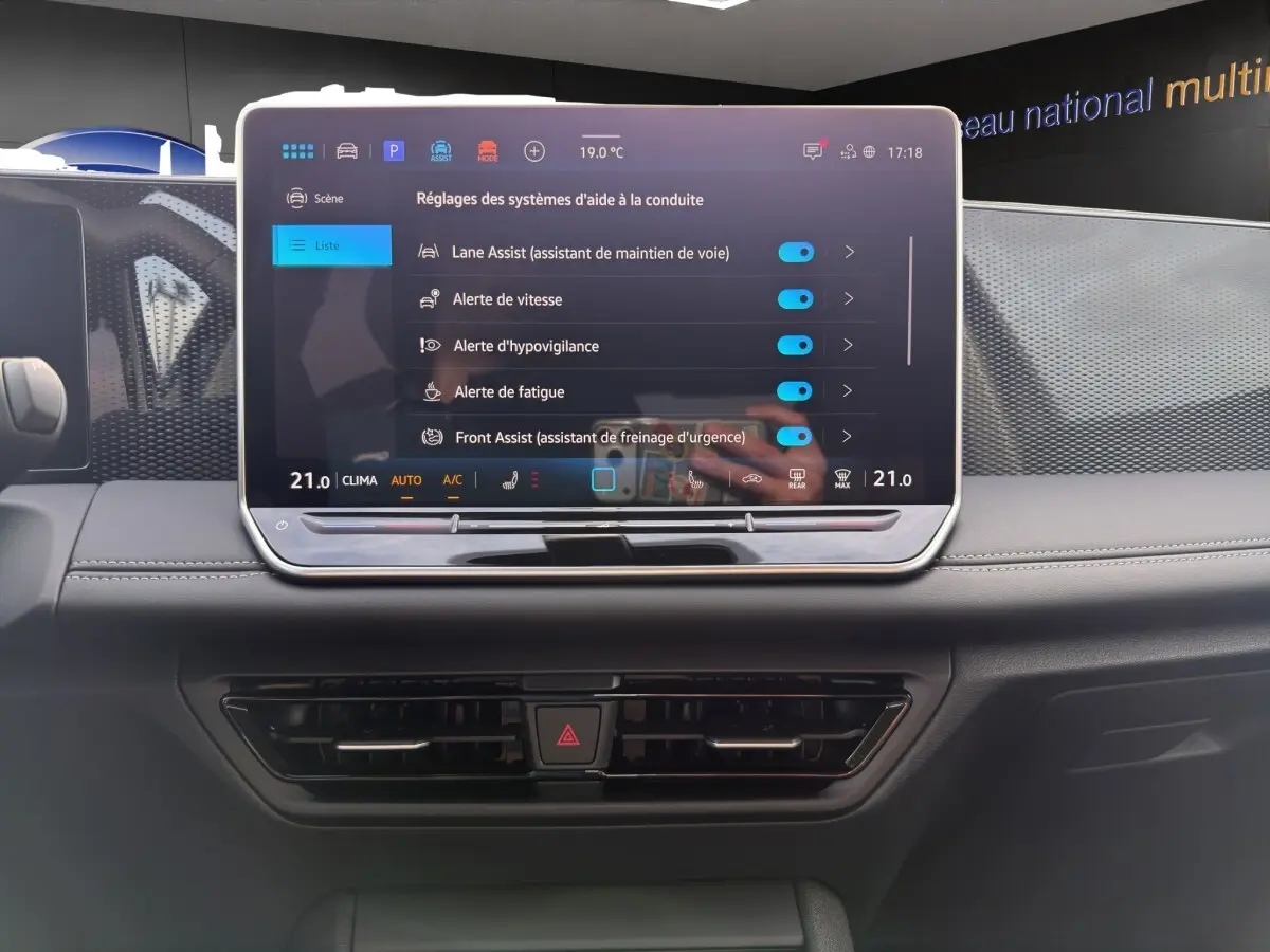 Écran tactile central du tableau de bord du Volkswagen Tiguan 2026, affichant les réglages d’aide à la conduite.