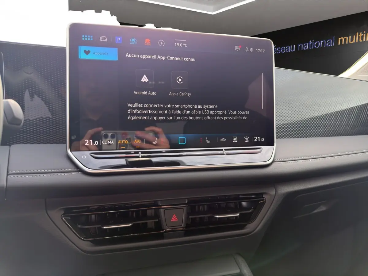 Écran tactile central du tableau de bord du Volkswagen Tiguan noir 2026 avec affichage Android Auto et Apple CarPlay.