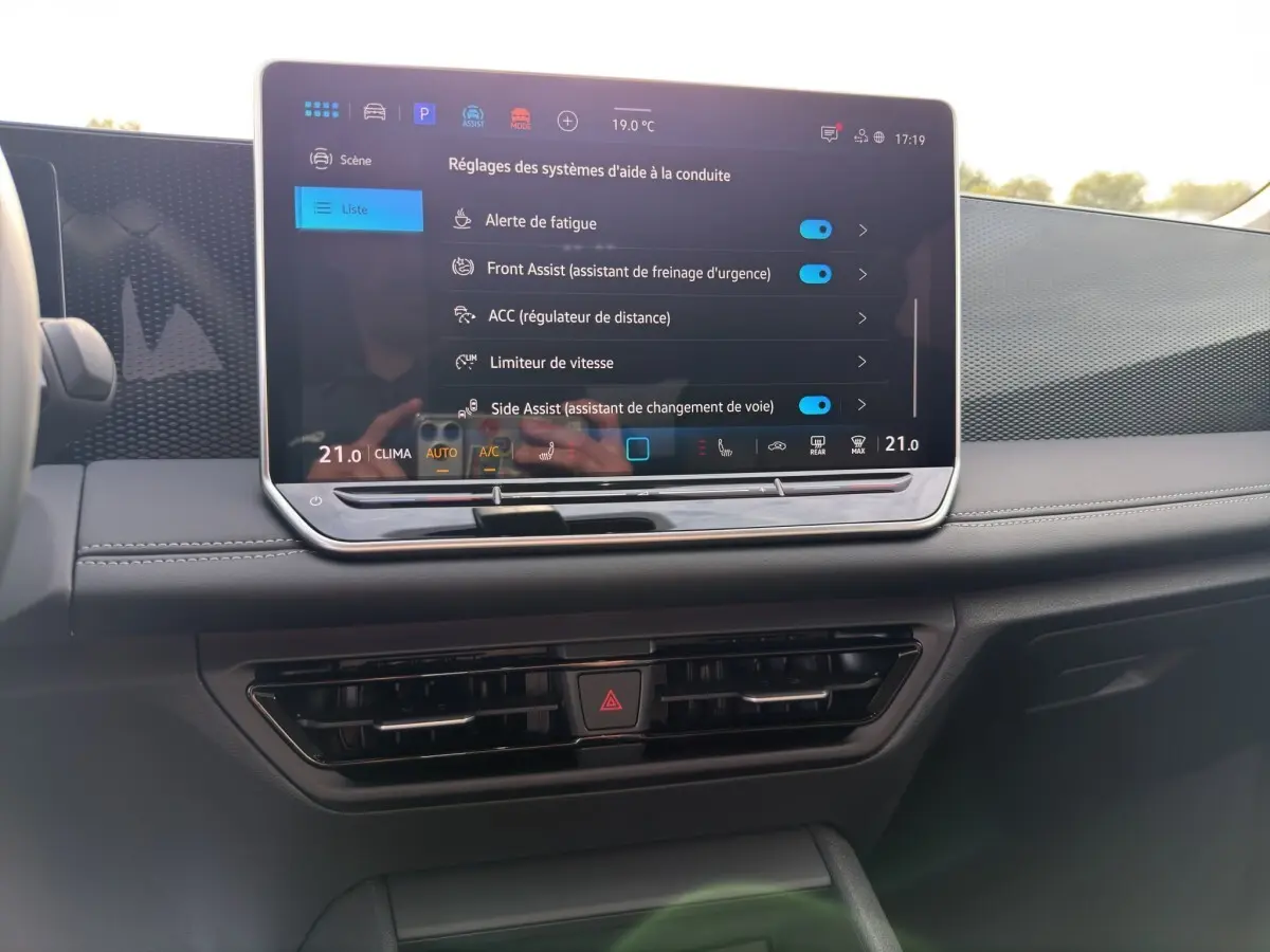 Écran tactile central du tableau de bord du Volkswagen Tiguan 2026 affichant les réglages d’aide à la conduite.