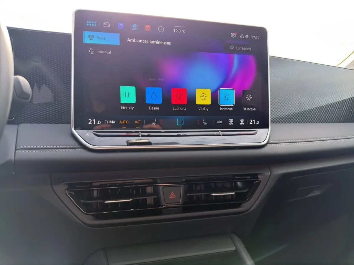 Écran tactile central 12,9 pouces du Volkswagen Tiguan 2026 noir, affichant les options d'ambiance lumineuse.