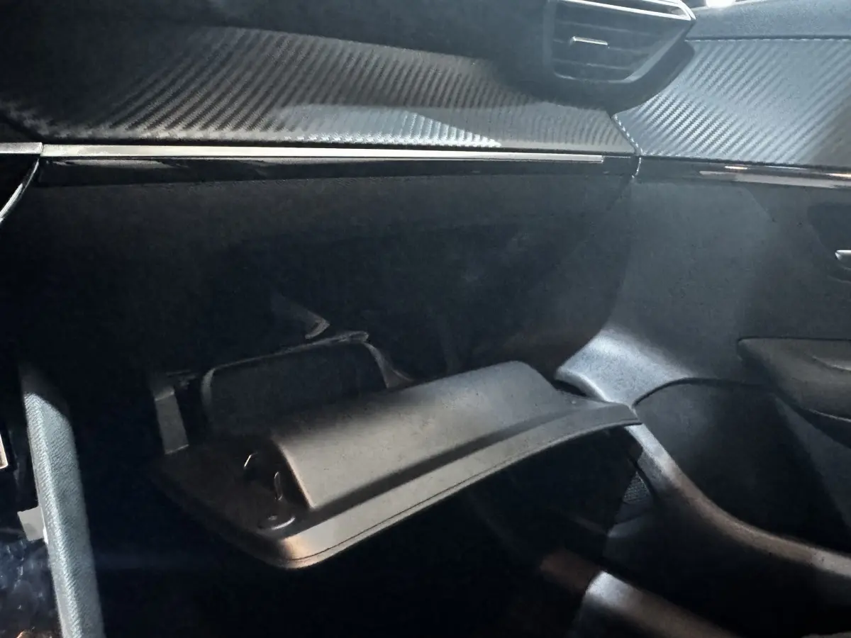 Vue intérieure du coffre à gants ouvert côté passager de la Peugeot 208 PureTech 75 S&S Active 2024.