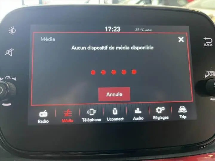 Écran tactile multimédia de la Fiat 500 rouge 2023 affichant un message d'absence de média disponible.