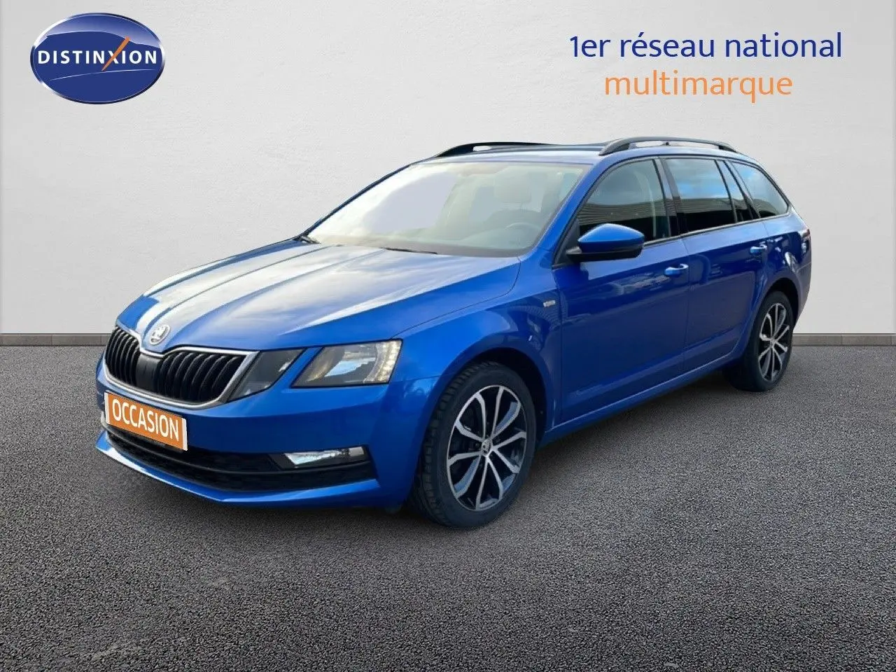 Vue 3/4 avant droite d'une Skoda Octavia Combi bleu racing métal avec jantes alliage et calandre noire.