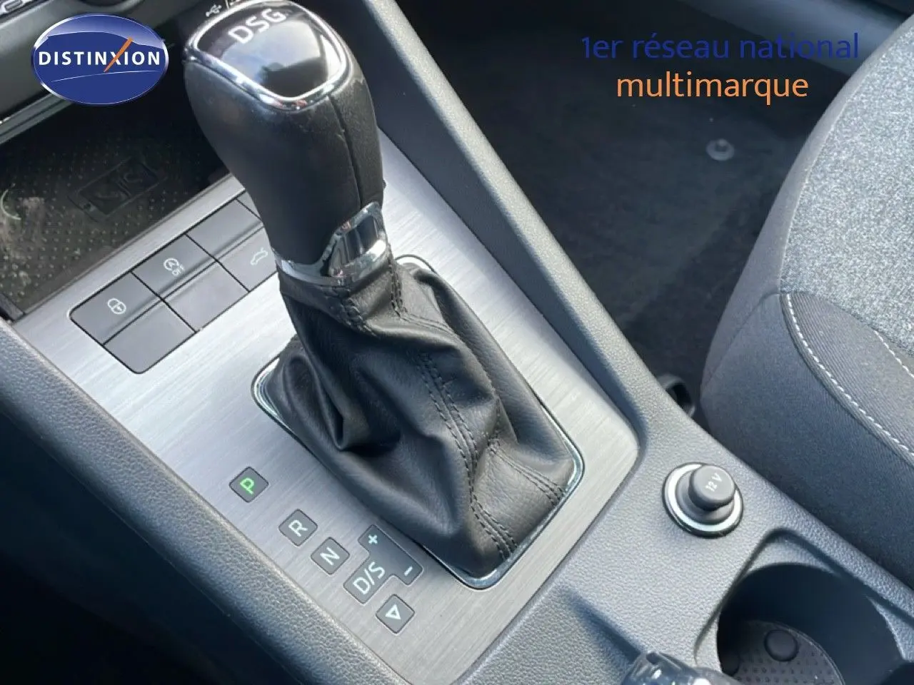 Gros plan sur la console centrale de la Skoda Octavia Combi 2019, levier de vitesse DSG en cuir noir visible.