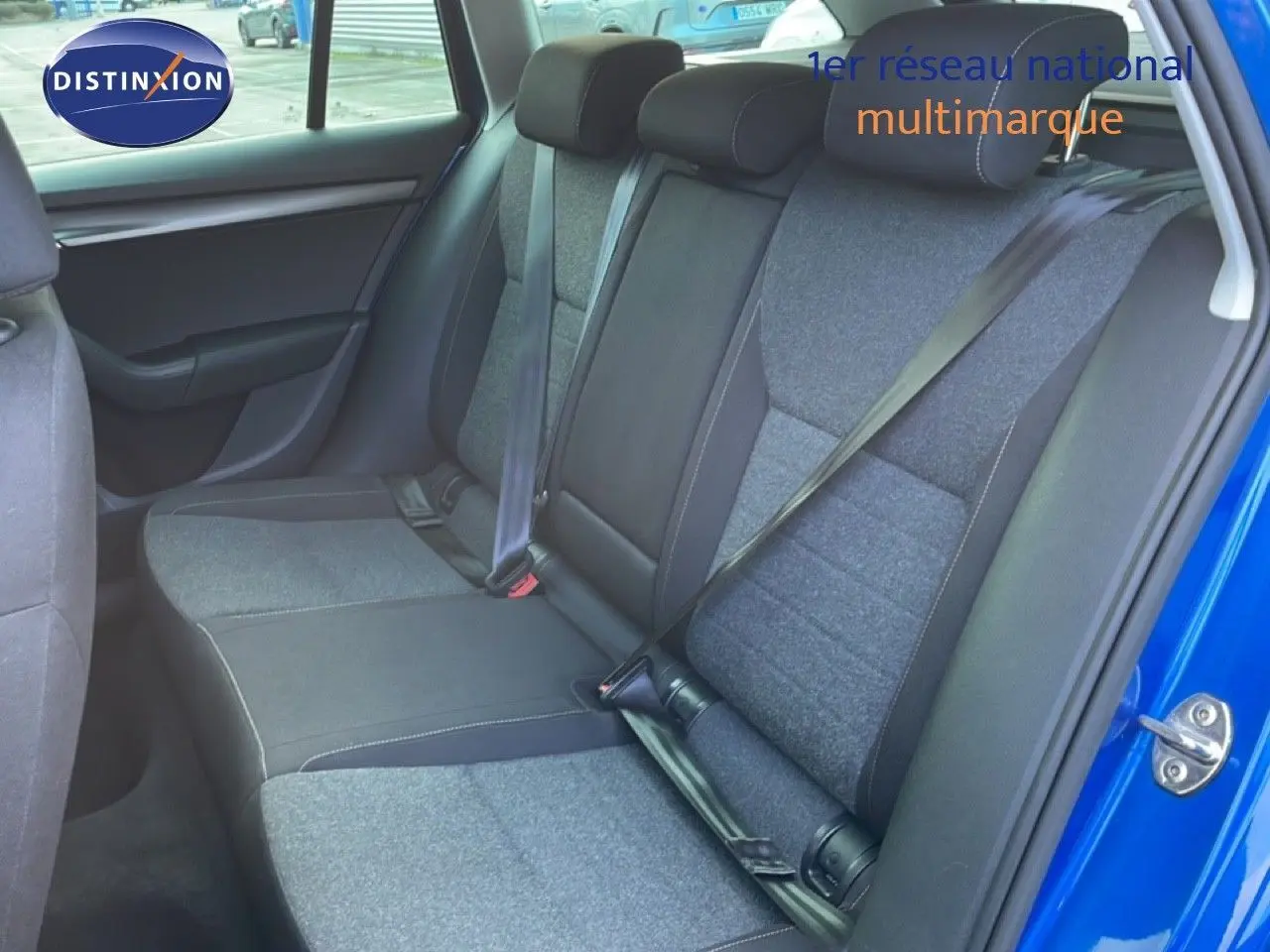 Vue intérieure côté droit des sièges arrière en tissu gris et noir d'une Skoda Octavia Combi bleu racing metal.