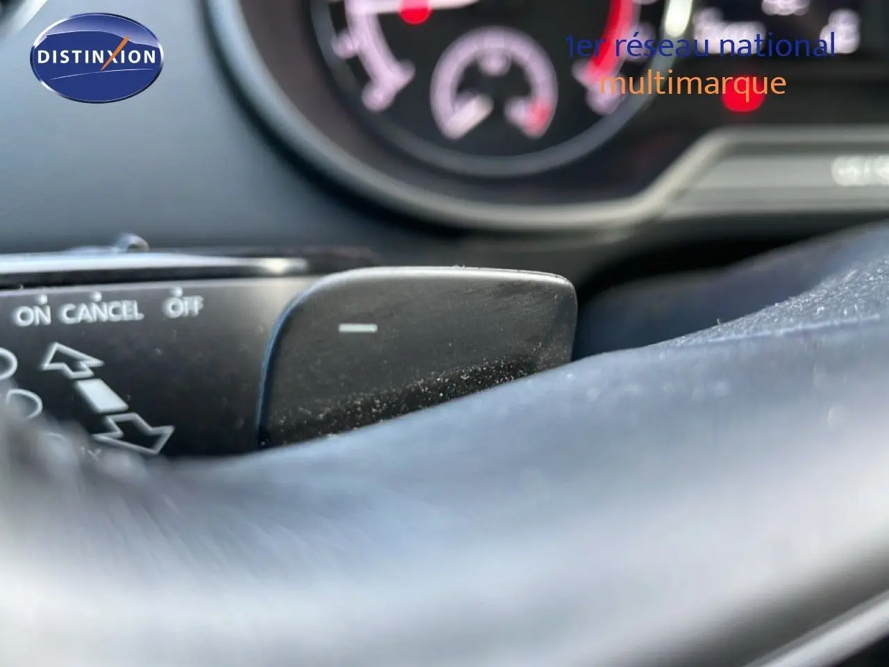 Gros plan sur la commande de régulateur de vitesse au volant d’une Skoda Octavia Combi bleu Racing Metal de 2019.