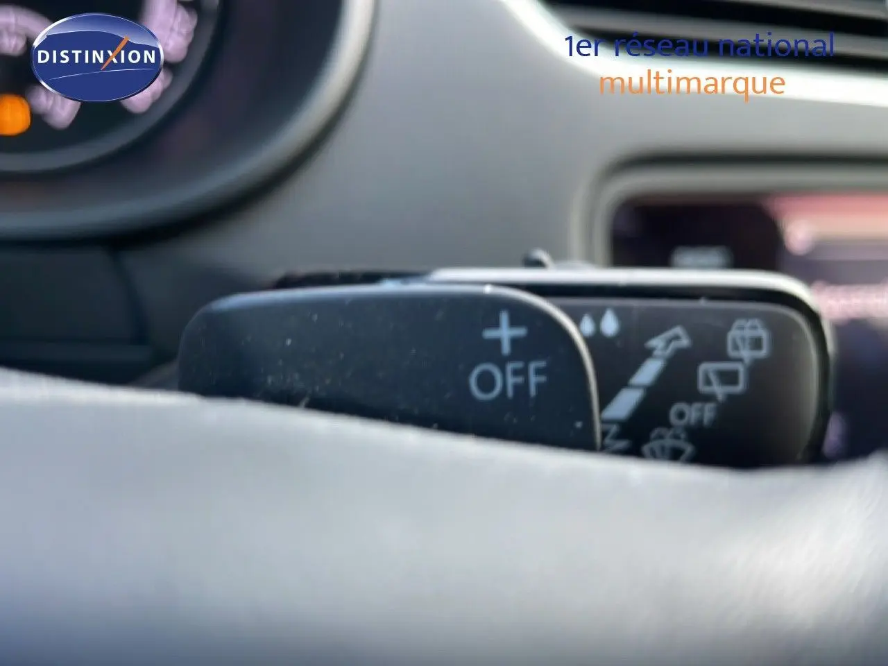 Gros plan sur la commande de régulateur de vitesse au volant d'une Skoda Octavia Combi bleu Racing Metal, intérieur gris.
