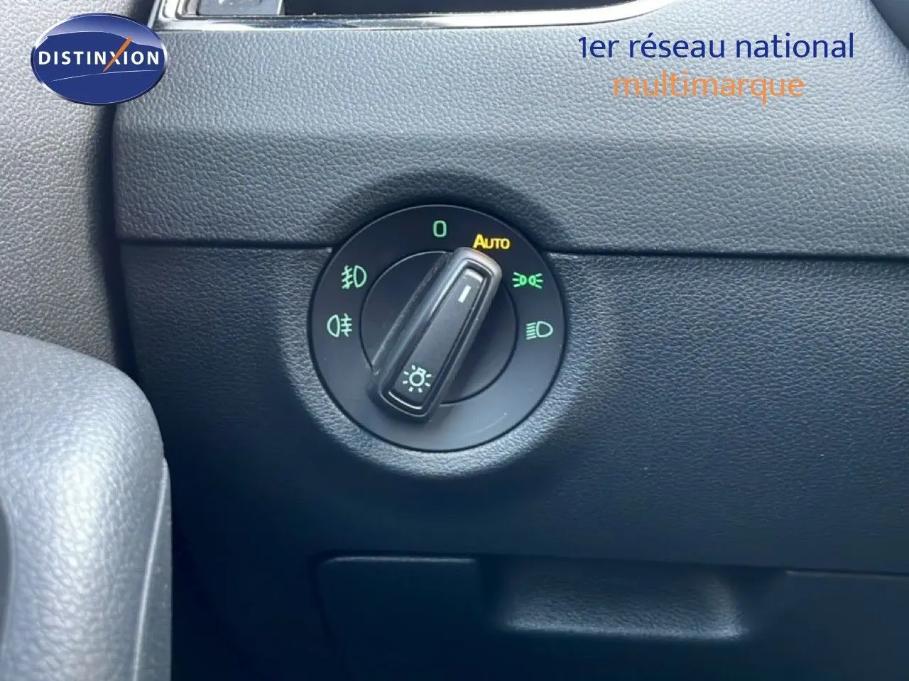 Gros plan sur le bouton de commande des phares dans l’habitacle d’une Skoda Octavia Combi 2019.