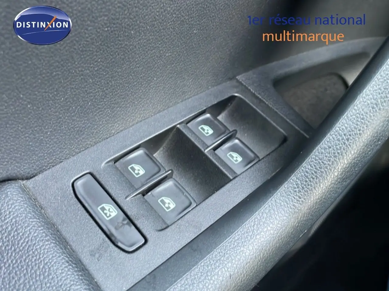 Gros plan sur les commandes des vitres électriques côté conducteur d’une Skoda Octavia Combi bleu Racing Metal de 2019.