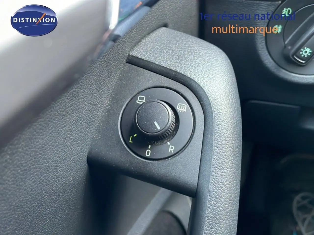 Gros plan sur le bouton de réglage des rétroviseurs côté conducteur dans l’habitacle d’une Skoda Octavia Combi.