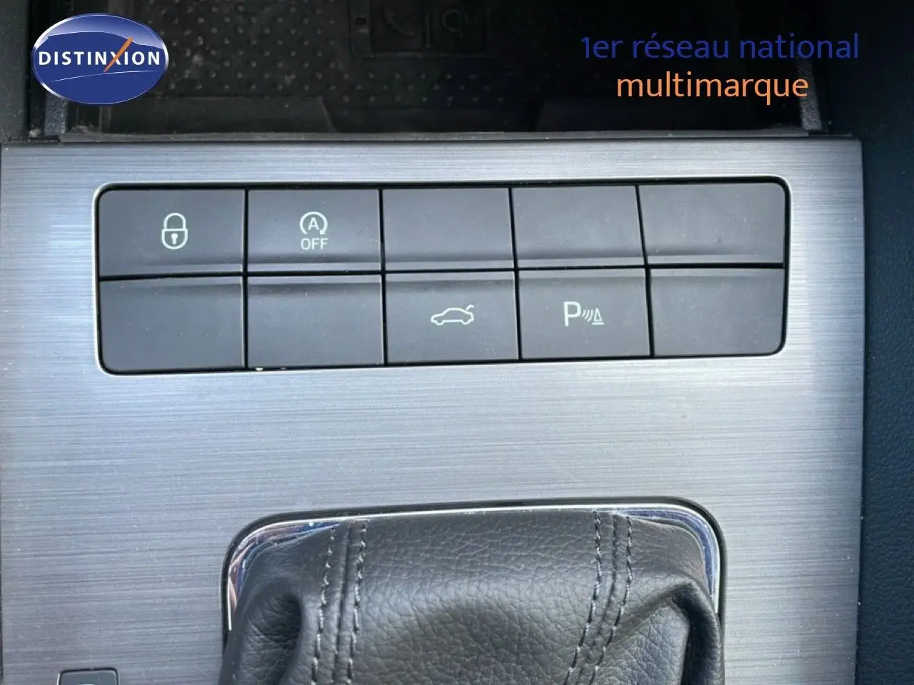 Gros plan sur la console centrale de la Skoda Octavia Combi bleu racing, montrant les boutons de commande et le levier de vitesse cuir noir.