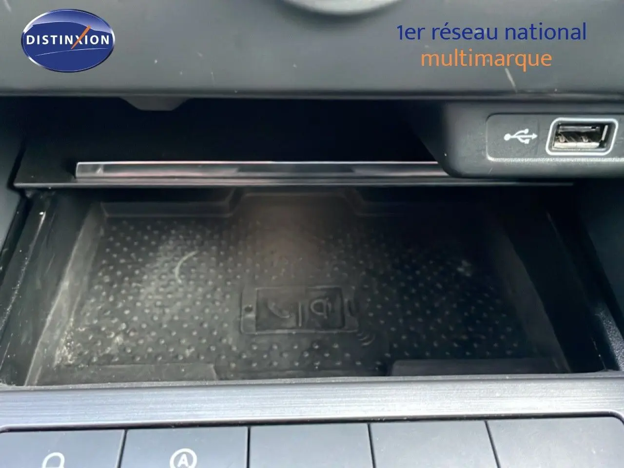 Gros plan sur la console centrale d’une Skoda Octavia Combi 2019, zone de rangement avec port USB visible.