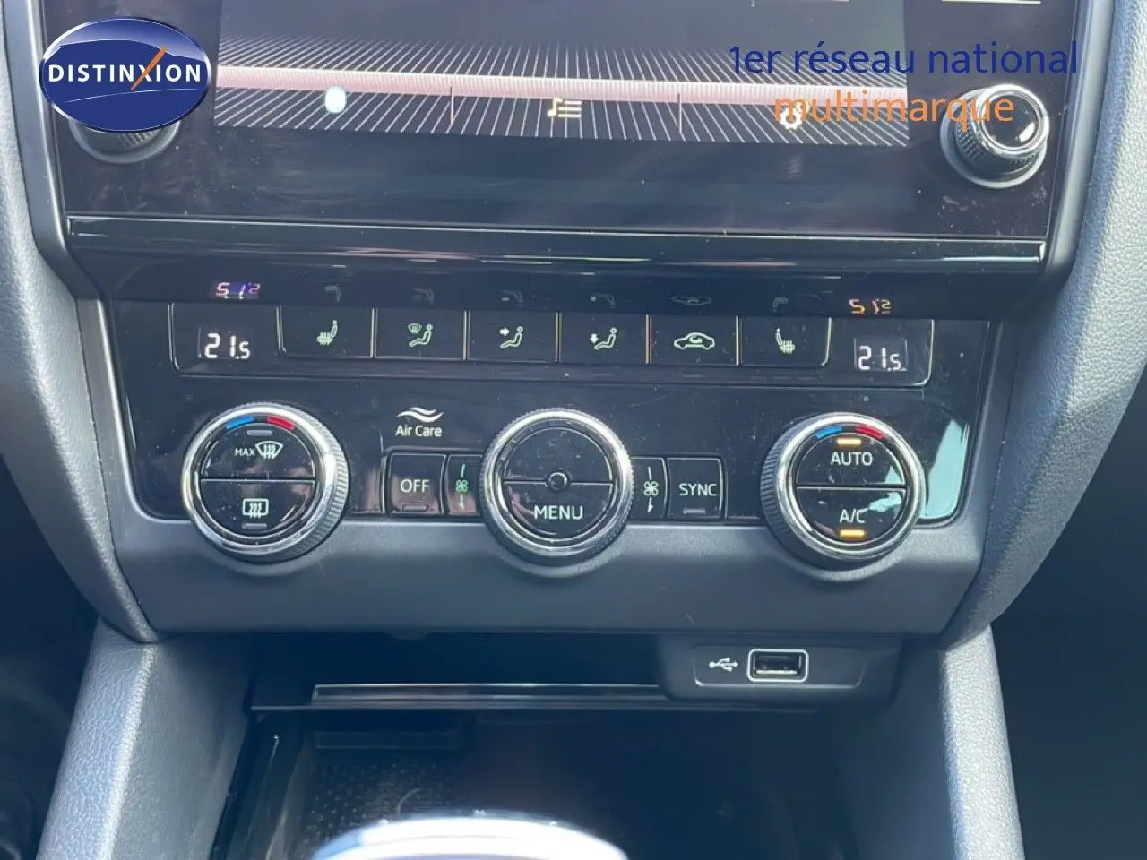 Gros plan sur la console centrale de la Skoda Octavia Combi 2019, montrant les commandes de climatisation et un port USB.