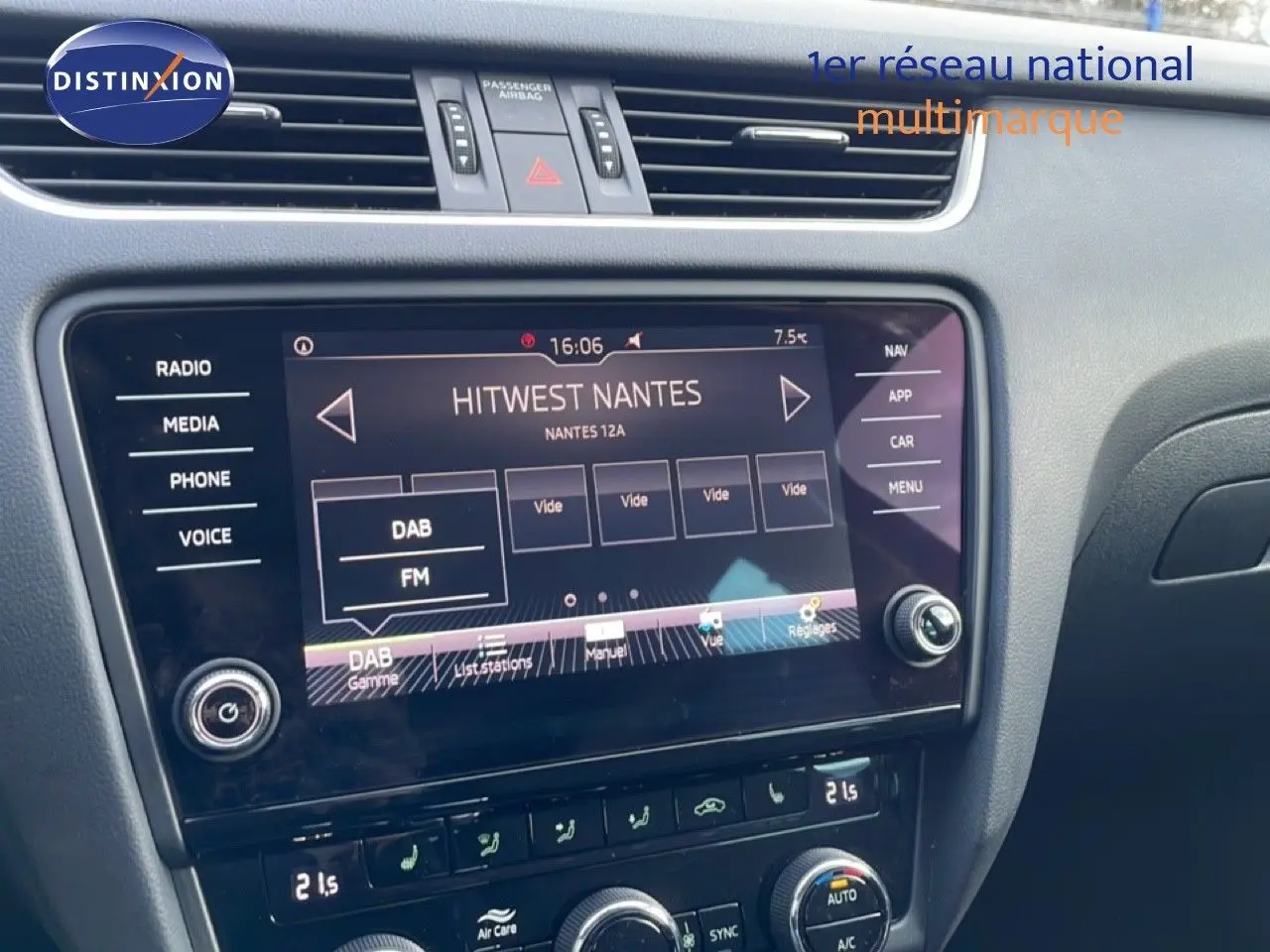 Vue intérieure centrée sur l’écran tactile multimédia de la Skoda Octavia Combi 2019 avec interface radio affichée.