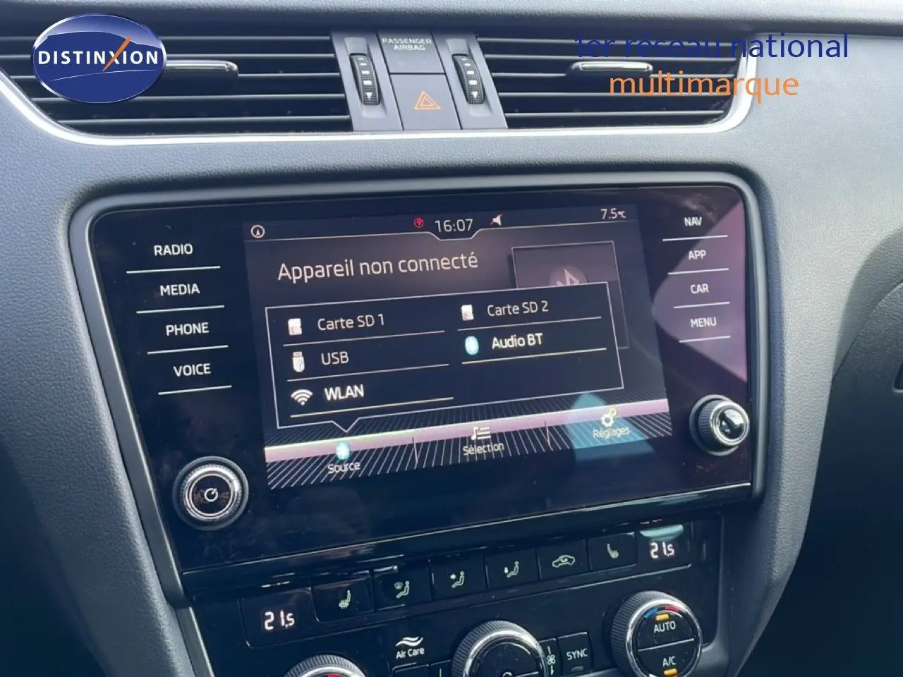 Vue rapprochée de l’écran tactile et de la console centrale d’une Skoda Octavia Combi 2019, intérieur noir.