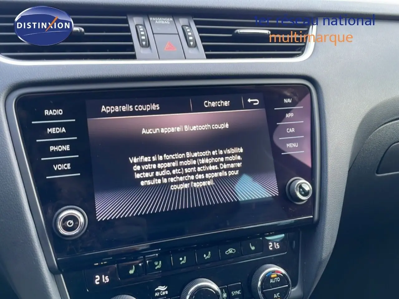 Vue rapprochée de l’écran tactile central et de la console de la Skoda Octavia Combi 2019 en intérieur noir.