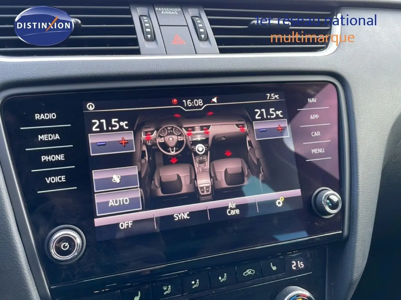 Écran tactile central de la Skoda Octavia Combi 2019 affichant la climatisation automatique à 21,5°C.