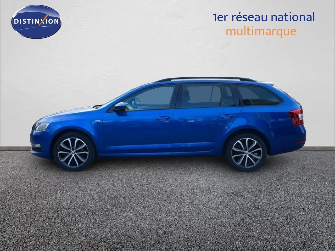 Profil latéral droit d'une Skoda Octavia Combi 2019 en bleu racing metal avec jantes alliage et toit ouvrant.