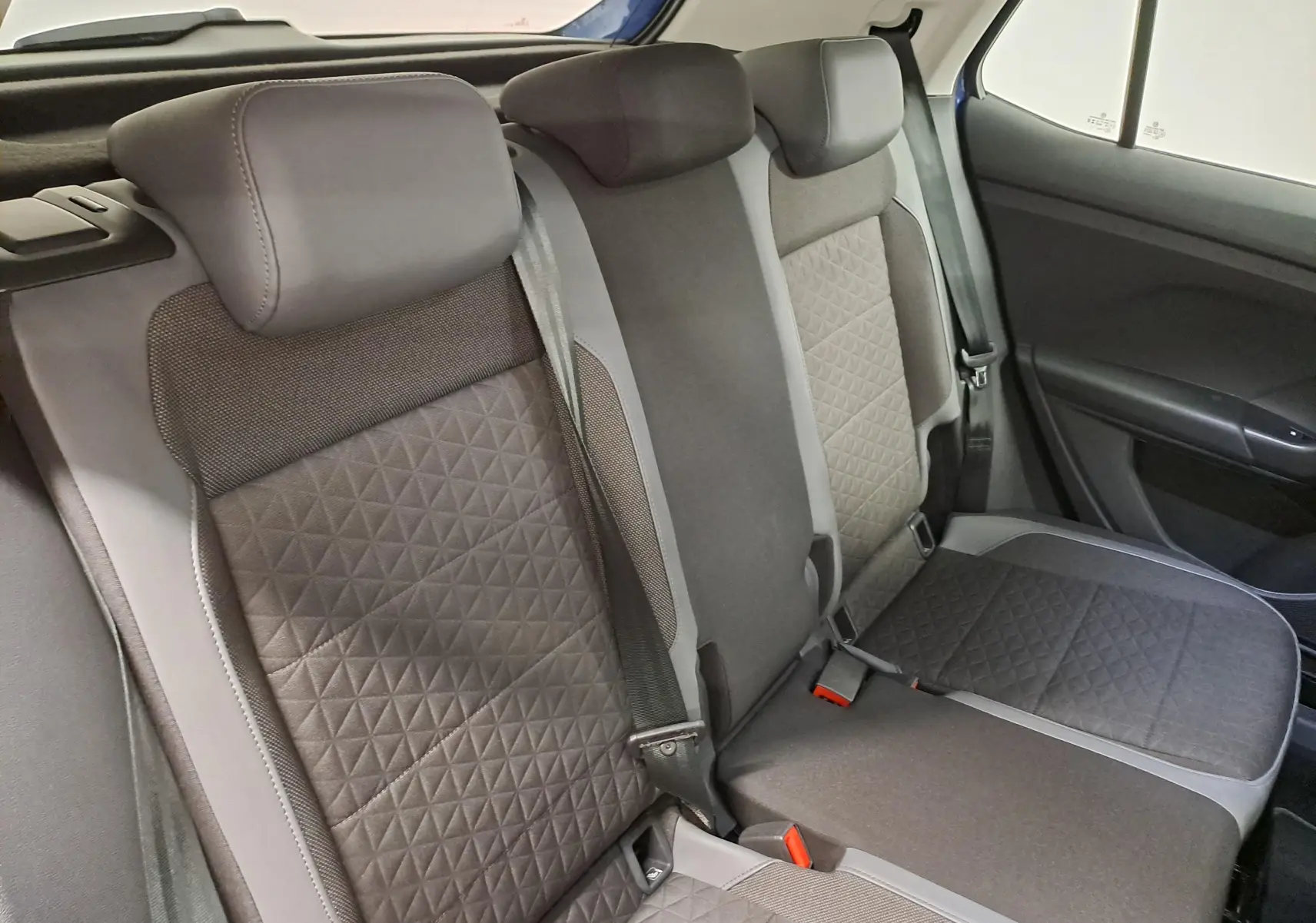 Vue intérieure sur les sièges arrière gris à motifs géométriques du Volkswagen T-Cross 1.0 TSI 110 DSG7 Style 2022.