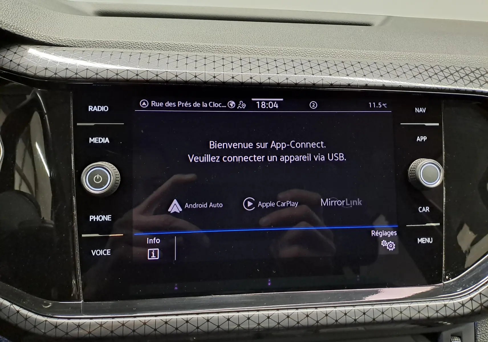Écran tactile central du Volkswagen T-Cross 2022 affichant l'interface App-Connect avec options Android Auto et Apple CarPlay.