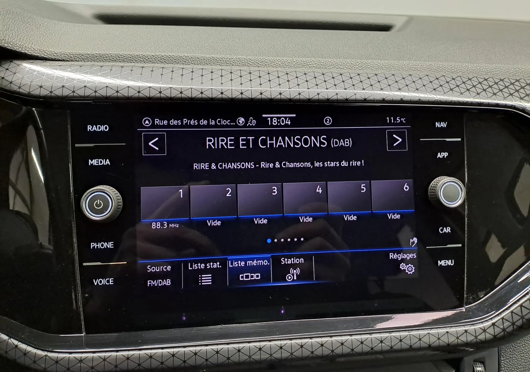 Vue rapprochée de l’écran multimédia du Volkswagen T-Cross 2022 affichant la radio DAB sur la station Rire et Chansons.