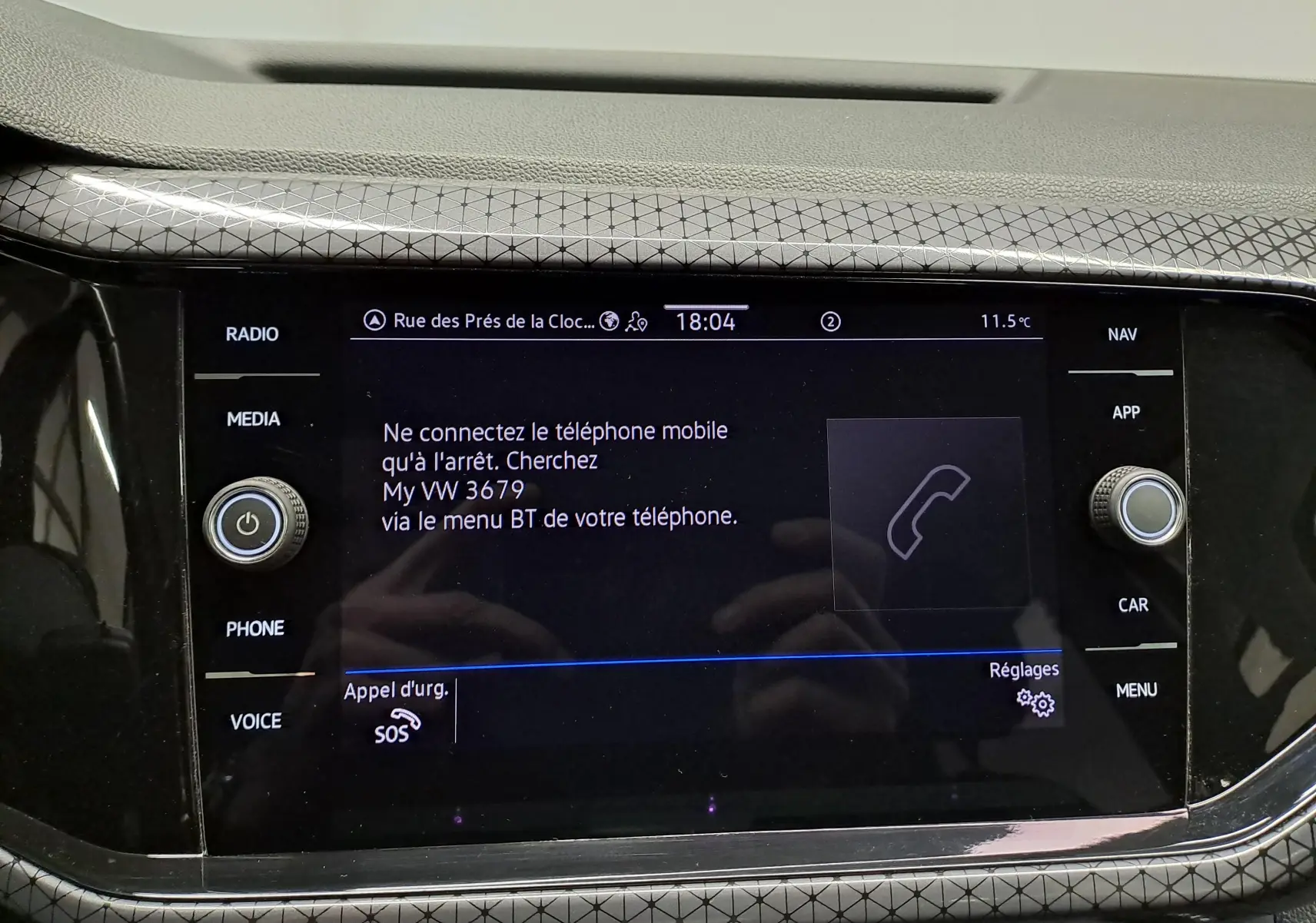 Écran tactile central du Volkswagen T-Cross 2022 affichant un message de connexion Bluetooth, entouré de boutons fonctionnels.