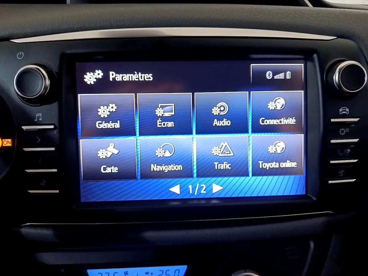 Écran tactile central affichant le menu paramètres de la Toyota Yaris hybride 2019, vue frontale intérieure.