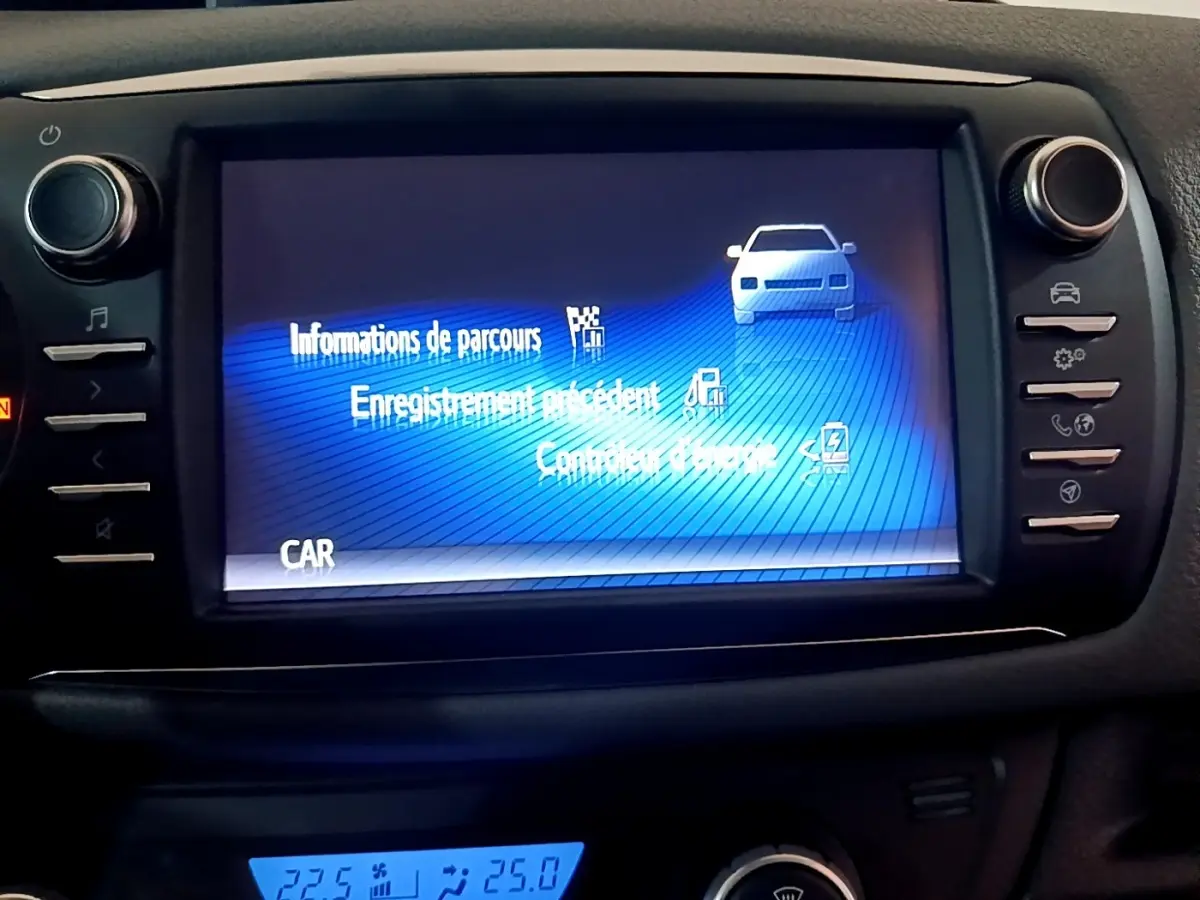 Écran tactile central affichant les informations de parcours dans l'habitacle noir de la Toyota Yaris hybride 2019.