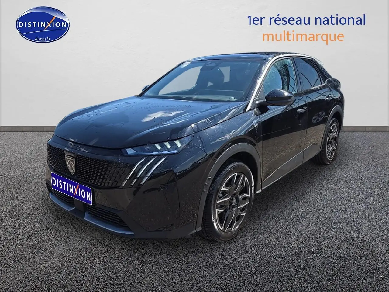 Peugeot 3008 noir perla nera en 3/4 avant droit, avec signature lumineuse LED distinctive et jantes alu.