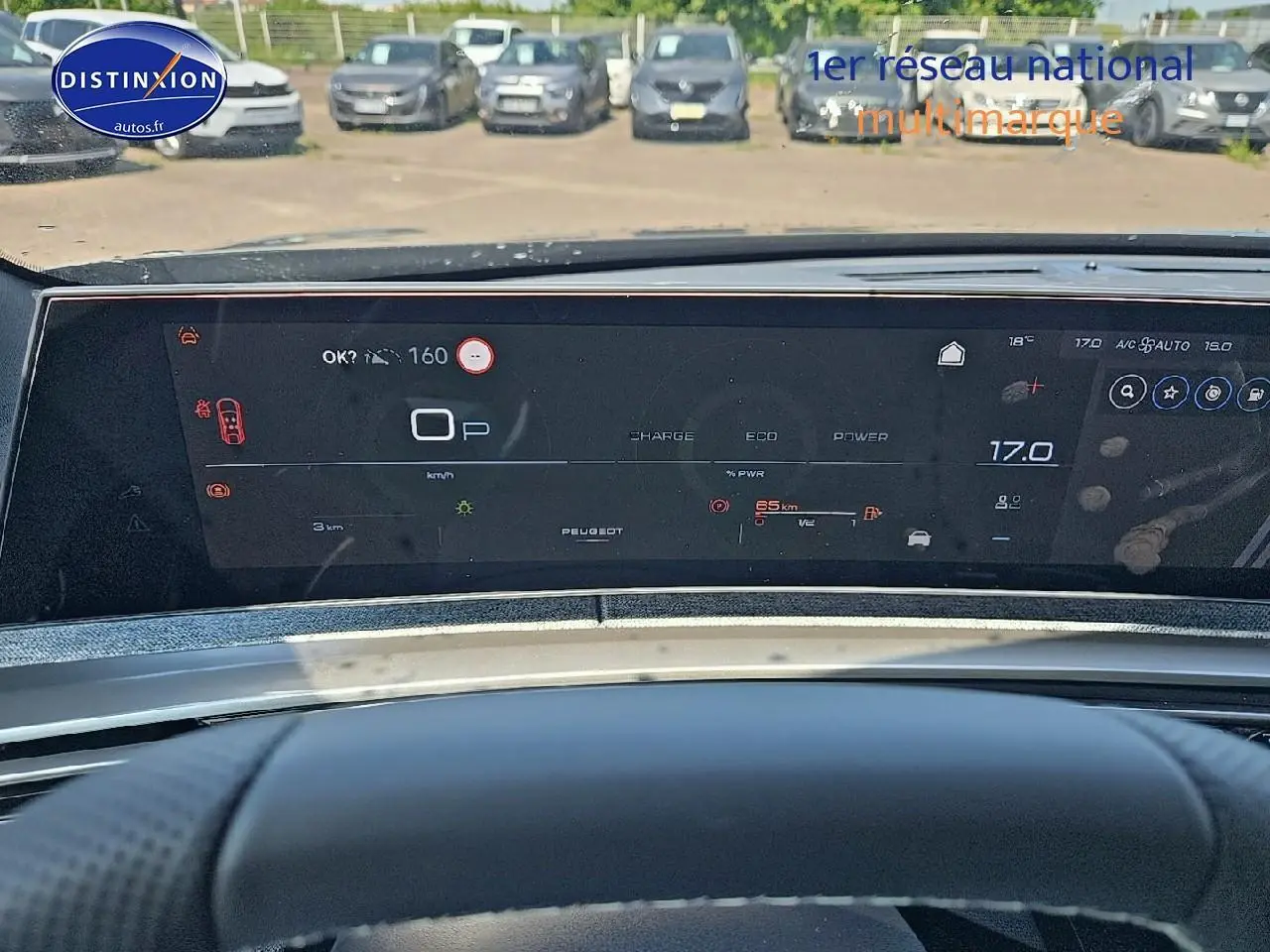 Vue rapprochée du tableau de bord numérique du Peugeot 3008 noir perla nera, affichant les informations de conduite.